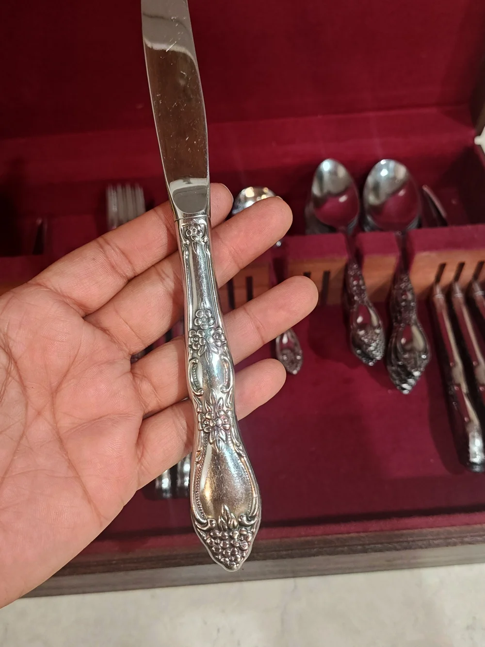 Oneida WMA Roger Delux Stainless Flatware Set Total 45 Pcs.